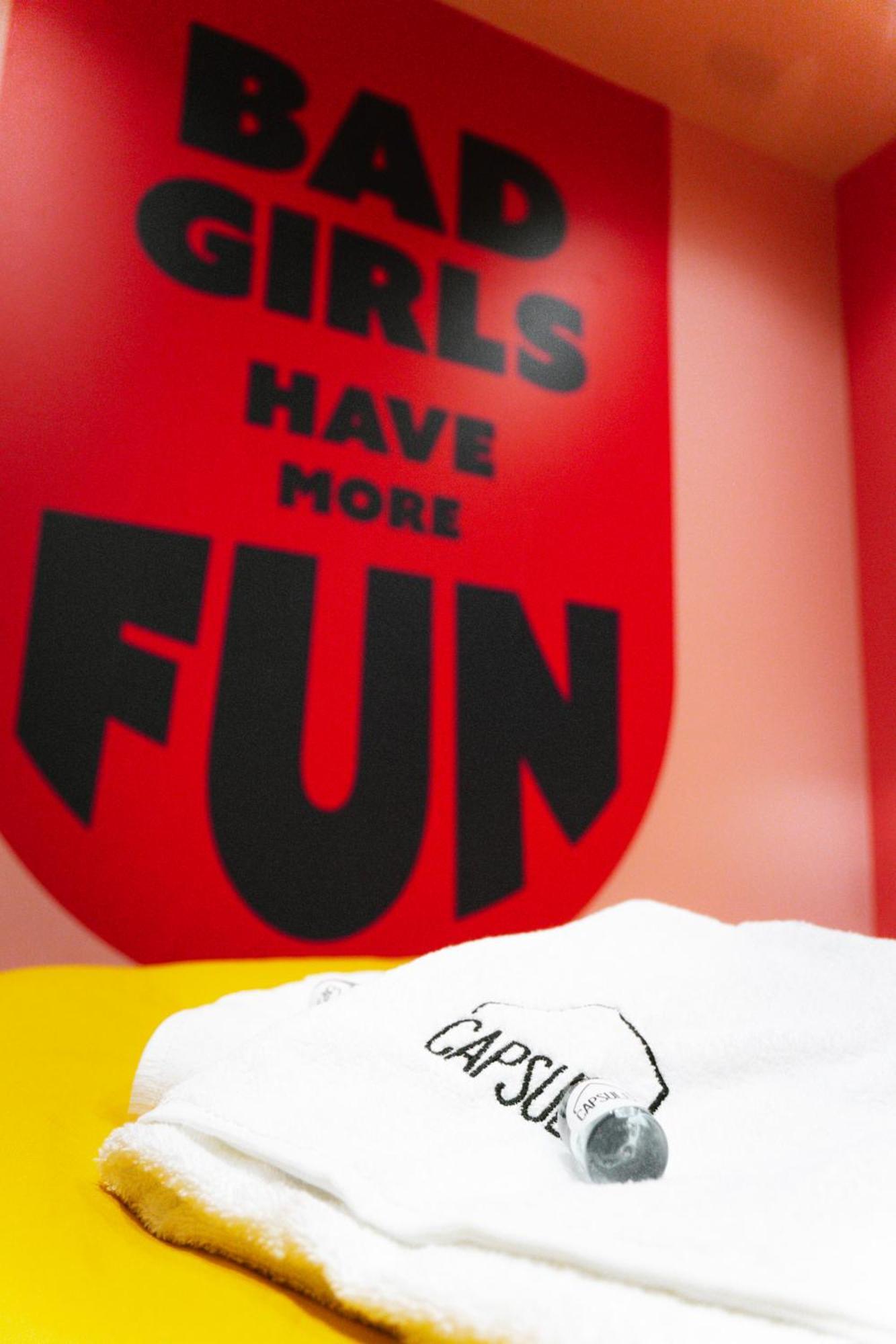 Capsule Girl Power Spa - Balneo - Sauna - Karaoke - Billard - 2 Chambres Charleroi Esterno foto